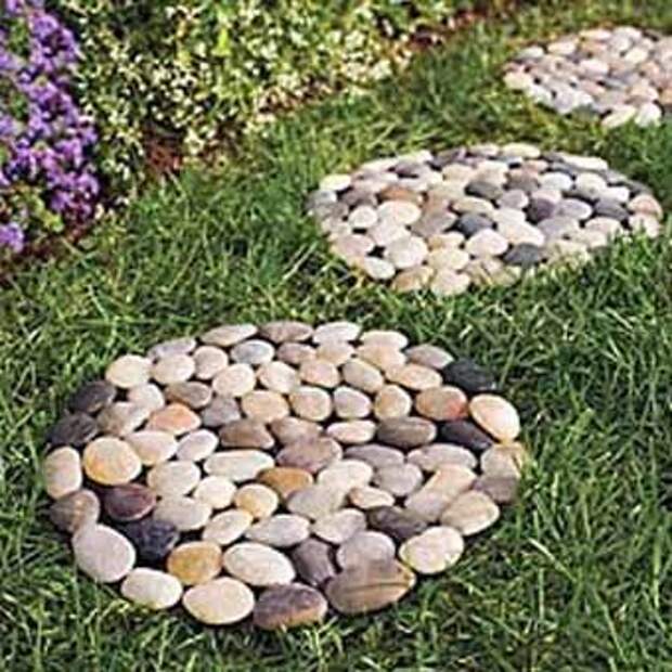 плиты для садовой дорожки из камня на сетке.
