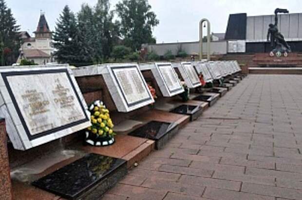 Обыкновенный нацизм. На Украине официально надругались над братской могилой героев-красноармейцев