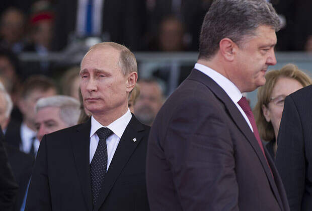 Президент России Владимир Путин (слева) и избранный президент Украины Петр Порошенко во время торжественной церемонии празднования 70-летия высадки союзников в Нормандии, июнь 2014 года