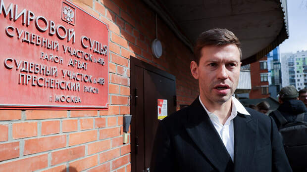 Суд прекратил дело против футболиста Смолова об избиении человека в «Кофемании»