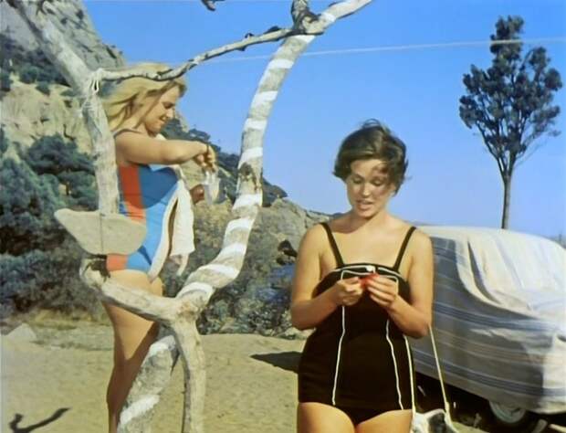 Наталья Кустинская и Наталья Фатеева в фильме *Три плюс два*, 1963 | Фото: crimea.vgorode.ua Наталья Кустинская и Наталья Фатеева в фильме *Три плюс два*, 1963 | Фото: crimea.vgorode.ua