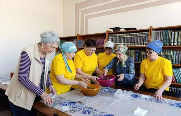 «Пусть этот чай придаст им силы»: в Бавлах волонтеры собрали гостинцы для бойцов