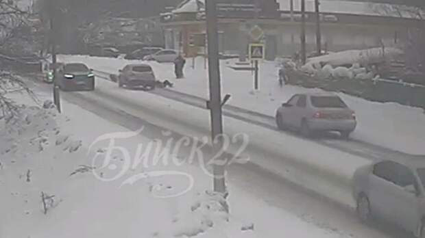 В Бийске кроссовер сбил 11-летнюю девочку на "зебре". Видео