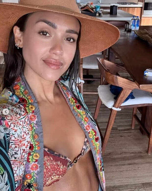 Актриса Джессика Альба выложила фото в бикини