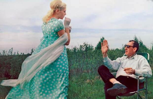 Владимир Басов и Валентина Титова на съемках фильма *Метель*, 1964 | Фото: 7days.ru Владимир Басов и Валентина Титова на съемках фильма *Метель*, 1964 | Фото: 7days.ru