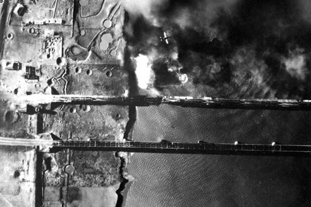 Бомбардировщик AD-3 поднимается после сброса бомбы на мост через реку Ялу 15 ноября 1950 года. Фото: U.S. Department of Defense/U.S. Navy