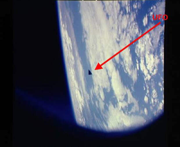 Треугольный НЛО, сфотографированный с борта шаттла 