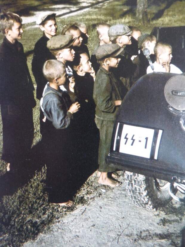 Советские дети у автомобиля одного из наиболее влиятельных политиков Третьего рейха.