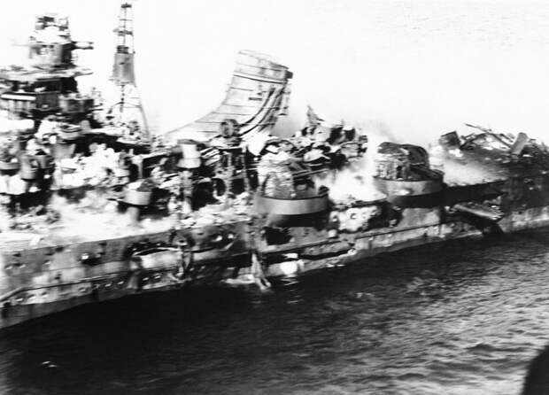 Останки японского тяжёлого крейсера «Могами», уничтоженного американской авиацией в ходе битвы за Мидуэй Великая отечественая война, архивные фотографии, вторая мировая война