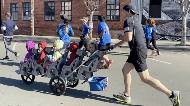Отец пробежал полумарафон, толкая коляску с пятью детьми
