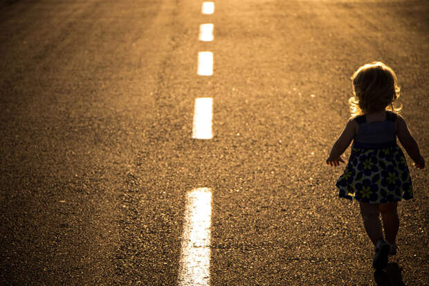В Воронежской области трехлетняя девочка оказалась на улице из-за пьющей матери