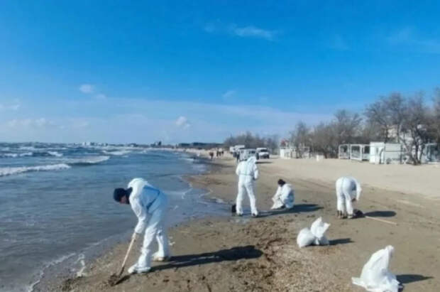 На центральном пляже Анапы обнаружили выброс нефтепродуктов