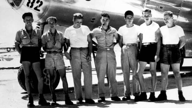 Экипаж американского бомбардировщика, бомбившего Хиросиму. /Фото: seura.fi