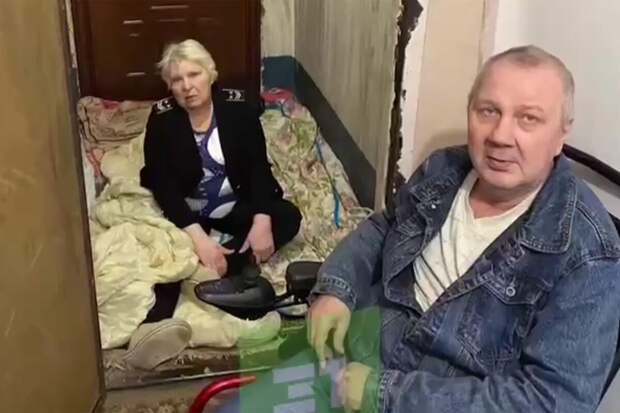 В Челябинске семью пенсионеров-инвалидов выгнали из квартиры на лестницу
