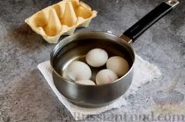 Фото приготовления рецепта: Пасхальные яйца, окрашенные каркаде - шаг №2