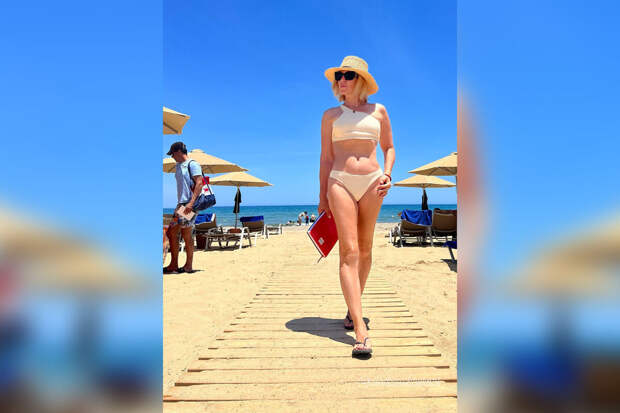 Актриса Ирина Гринева снялась в купальнике в Греции
