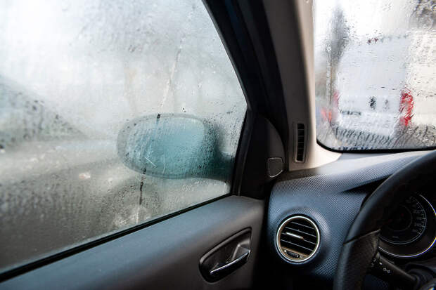 В Липецке мужчина разгромил чужую машину из-за парковочного места