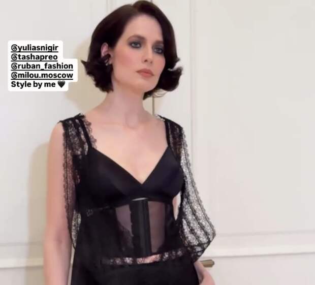 Актриса Юлия Снигирь вышла на публику в платье с полупрозрачной юбкой