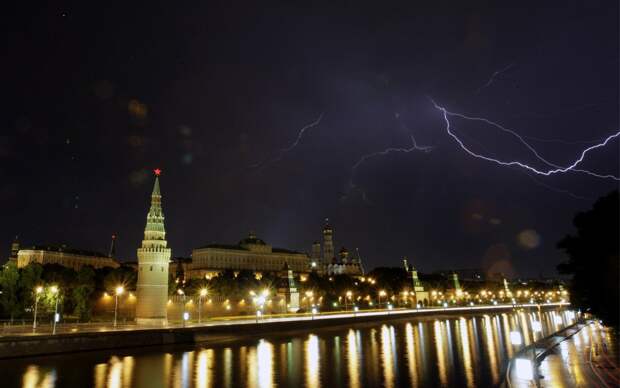 Молнии над Кремлем и Москвой-рекой