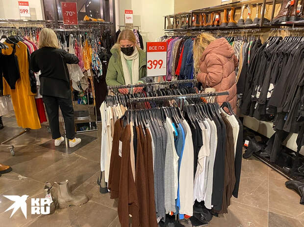 В брендовых магазинах в примерочные очередь