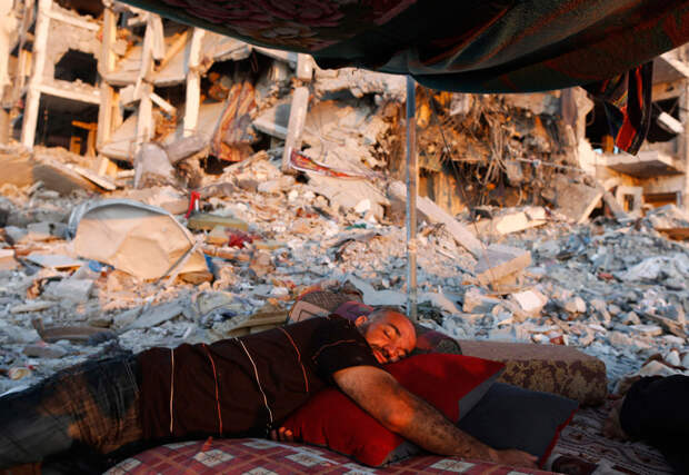 Палестинец спит на руинах древнего города Газа