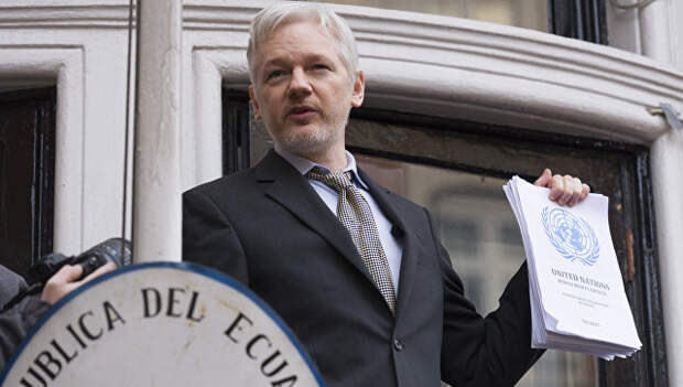 Сооснователь WikiLeaks Джулиан Ассанж выступает с речью с балкона посольства Эквадора в Лондоне перед журналистами и митингующими