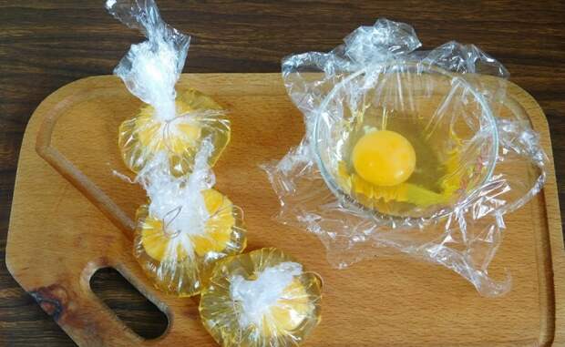 Самый легкий способ - разбить яйца в пленку и сварить. / Фото: nadoremont.com