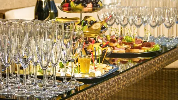 Опрос: 56% россиян посетят новогодние корпоративы