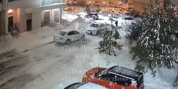 Смотрите наверх: в Туле с крыши рухнула снежная глыба