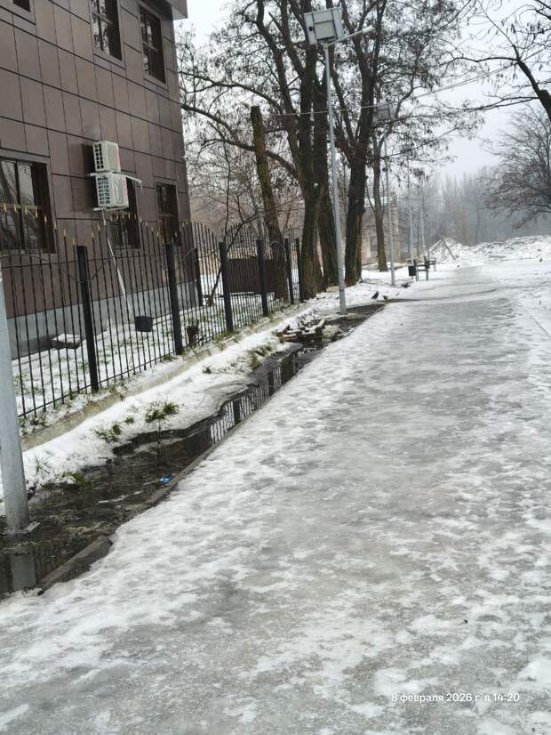 канализация с кафе Фиеста льёт на детскую площадку уже где то неделю