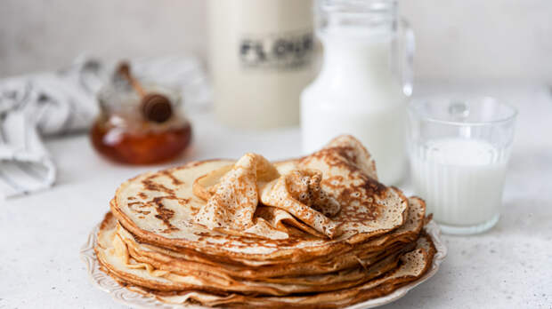 Диетолог рассказала, как есть блины и не навредить фигуре