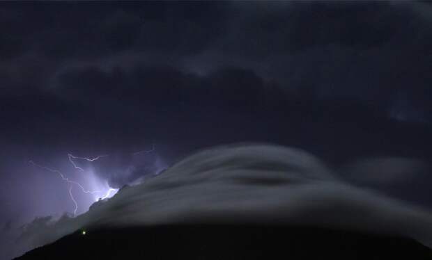Разряды молнии бьют сквозь грозовые облака над вулканом Агуа в Антигуа