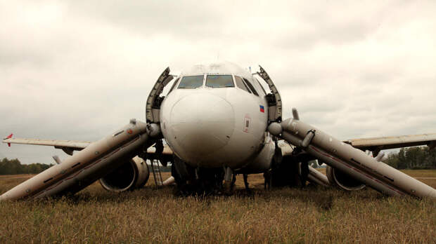 Посадившему самолет под Новосибирском пилоту предложили работу в Азии