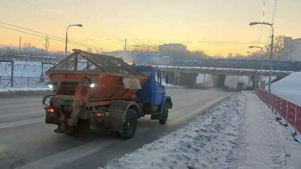 Стало известно, какие опасные спуски и подъемы на дорогах Барнаула посыпают реагентами