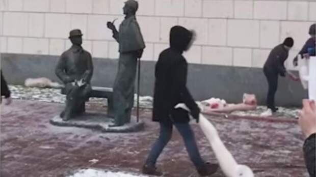 Резиденцию британского посла в Москве забросали пластиковыми конечностями