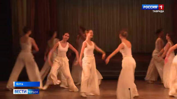 В стенах Ялтинского театра имени Чехова показали музыкальный спектакль под названием «Они танцевали Победу»