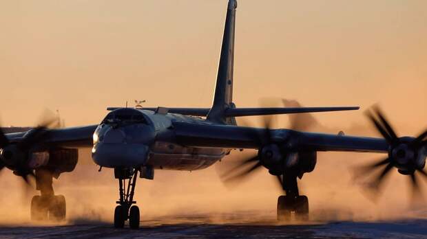 Ту-95МС выполнили полет над водами Японского моря