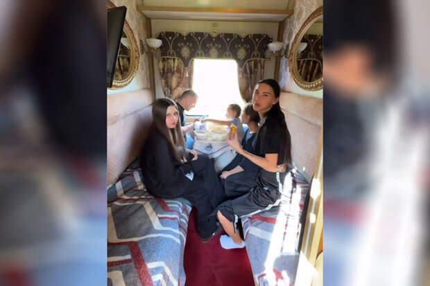 Бизнесвумен Оксана Самойлова с детьми отправилась на поезде в отпуск