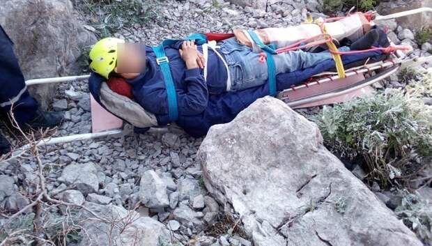 В Симеизе спасатели на носилках спустили туриста с разбитым коленом со скалы Крыло лебедя