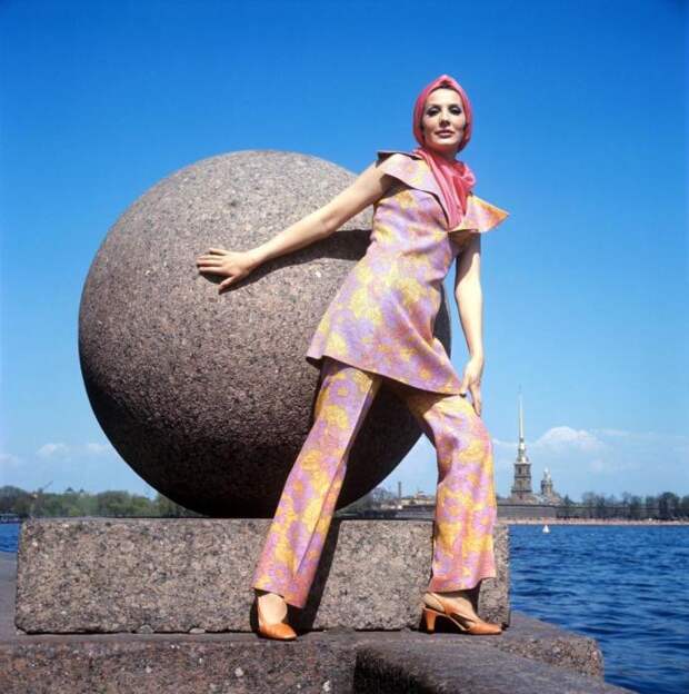 Демонстрация брючного костюма с ярким шарфом. СССР, 1970 год.