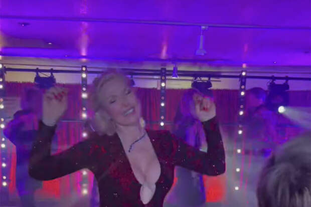 Боксерша Наталья Рагозина показала себя в мини-платье с глубоким декольте