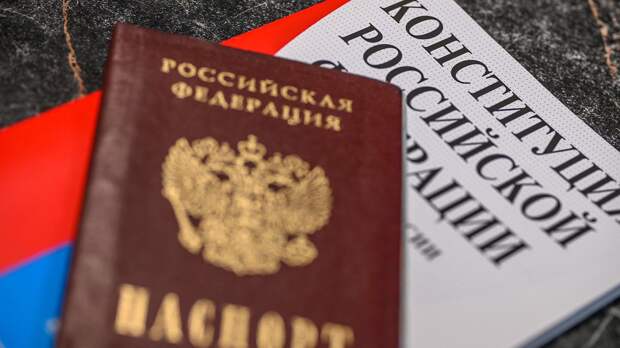 Почти 700 тысяч иностранцев получили гражданство России в 2022 году