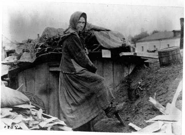 Женщина с лопатой перед хижиной на Вятском железнодорожном вокзале