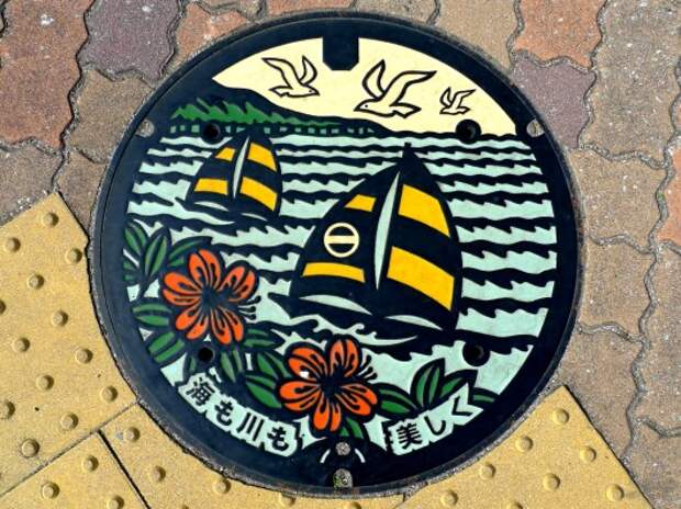Необычные крышки люков на дорогах в Японии