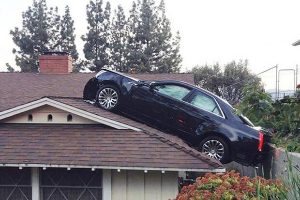 10. Водитель автомобиля Cadillac из-за неисправности случайно заехал на крышу соседского дома, который располагается на склоне. Просто в своем дворе места на стоянке не было! авто, мастера парковки, фото