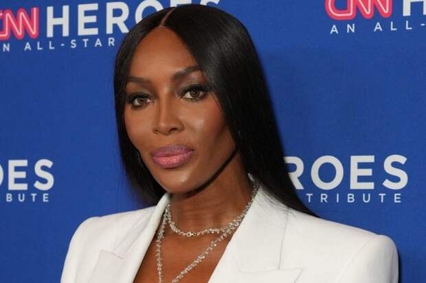 Наоми Кэмпбелл обнажила грудь, а Селена Гомес обнималась с Джастином, но не Бибером на мероприятии в Нью-Йорке