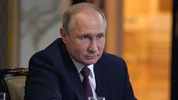 Президент РФ Владимир Путин во время интервью кинорежиссеру, сценаристу и продюсеру Оливеру Стоуну