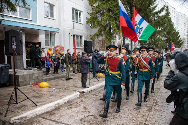 Курсанты Новосибирского военного института Росгвардии провели парад у дома ветеранов
