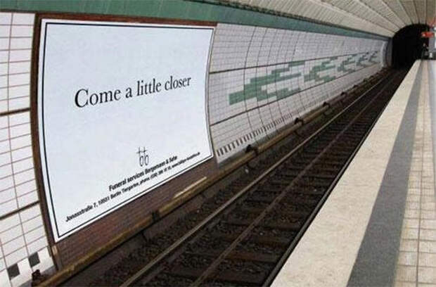 Рекламный банер в европейском метрополитене приглашает посетителей подойти к нему по ближе, текст так и гласит - подойдите ближе. реклама, фейлы