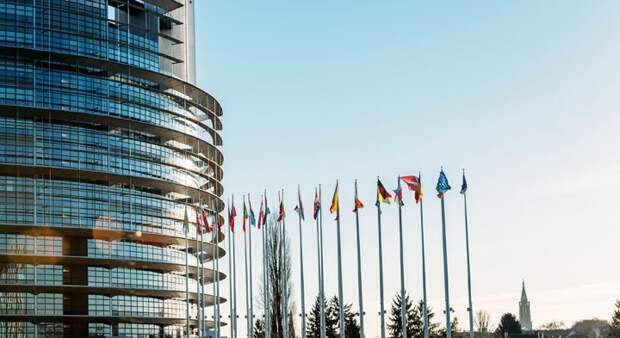 Европарламент призвал Сербию согласовывать с Западом свои отношения с Россией